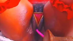 play Latina Ebony's Pussy gevuld met een dildo op kerstavond