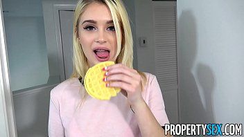 play La bambina che prende il suo cazzo nella sua deliziosa figa