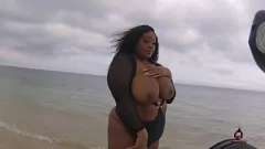 play آلهة الأبنوس تذهل في Sizzling Beach Side BTS تبادل لاطلاق النار