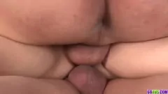 play Fundul lui Miyu Aoi este lovit într-o sesiune sălbatică de sex de grup cu mai multe penele și un final de creampie