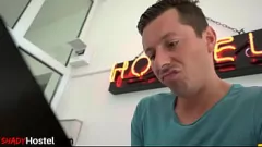 play Die heiße Eurobabe aus dem Hostel genießt intensives Muschilecken und leidenschaftlichen Sex vorgebeugt mit ihrem Gastgeber