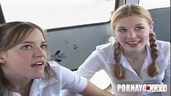play Dois estudantes adolescentes com peitos pequenos penetrados pelo professor de esportes