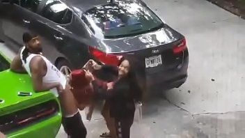 play Ein Neger mit fitten Autos hat zwei Babes, die seinen Schwanz lutschen