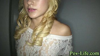play De blonde make-up spreidt haar make-up uit vanaf de zolderpijpbeurt