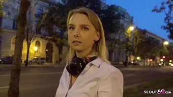 play De Roemeense vrouw uit Cluj klampt zich vast aan het publiek door een Duitser en wordt voor seks naar het hotel gebracht