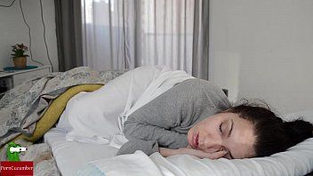 play Abusa della figliastra quando dorme e la scopa