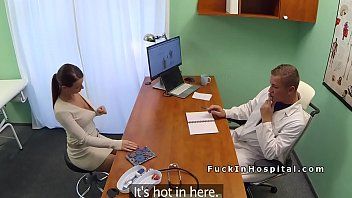 play Il dottore lo consulta e poi prende a calci la mora nel culo