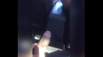 play Murzyn wyciąga kutasa ze spodni i robi swojej dziewczynie loda