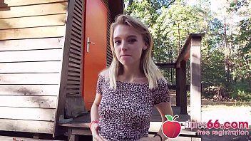 play La rubia colgada en el parque y llevada a su casa para sexo duro en su coño