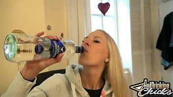 play Questa è una vera donna russa, beve vodka e fa molto sesso