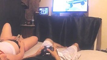 play بعد أن سئم من اللعب على الكمبيوتر ، بدأ بلعق قضيبه