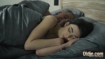 play Filme xnxx cu stil si amantul rominesti un batran fute o bruneta tarfulita sub paturica