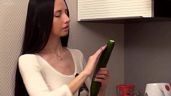 play La femme insère un très gros concombre dans sa chatte