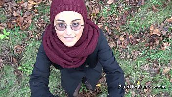 play Amatorska brunetka robi loda i dostaje wytrysk na twarz za pieniądze