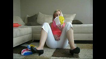 play Elle frotte sa petite chatte après qu'elle soit fatiguée du travail
