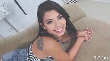 play Gina Valentina lacht ook wanneer ze brutaal haar poesje penetreert