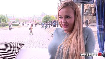 play Blonda face sex pentru prima data in public, o blonda cu tatele mari
