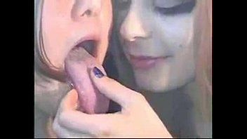 play Xxx fantasieën met meisjes met grote tongen steken hun tong in elkaars hete xxx lesbische mond