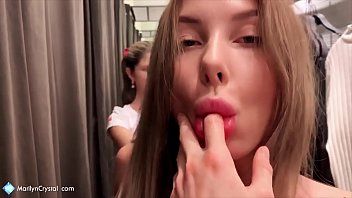 play Xnxx in de testcabine in het Baneasa-winkelcentrum met twee lesbiennes