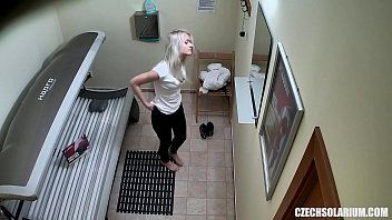 play Las mujeres en el solarium filmaron con una cámara oculta filmando sus coños