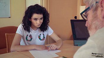 play Pompino e sesso con una donna di 27 anni scopata dai baffi