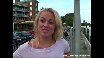 play De 33-jarige volwassen vrouw heeft seks met een jonge maagd