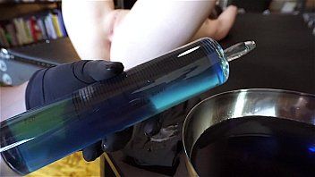 Xxx - Une baise anale roumaine met une solution dans son cul pour ne pas sentir la bite