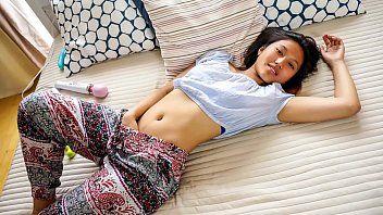play Beautiful woman orgasms with dildo