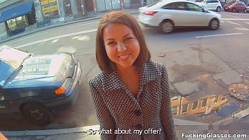 Er macht ein paar Live-Shows auf Facebook und danach geht die Frau abends zum Sex