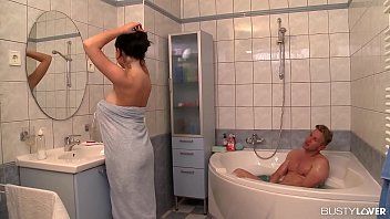 play La pute aux gros seins participe à la douche et baise avec l'homme surdoué