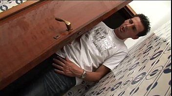 play La vecchia bionda chiama il fidanzato per leccarle il pene e scoparsela con forza nel culo