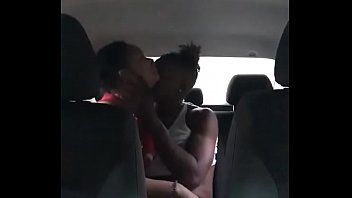 play Star xxx uprawia seks oralny w samochodzie z bardzo zadbaną dziewczyną