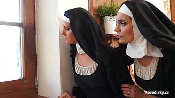 play Escena xxx con dos monjas lesbianas