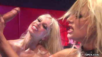play Blonde hoer met hele grote borsten kleedt zich uit in een nachtclub