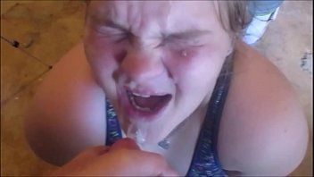 play يدفعه كله إلى حلقه مثل الكأس ويختنق