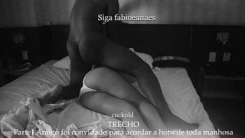 play L'uomo di colore nel letto bianco con la moglie pornografica che vuole che la sensazione sia vissuta