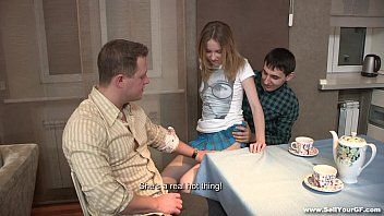 play Suaves toques entre una rubia y su hijo sobre la mesa de la zona de cocina y él consigue hacerlo