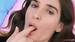 play Sensuale adolescente bruna amante di se stessa in alta definizione