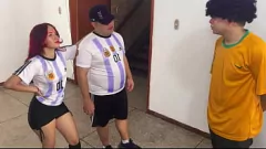play Le gros cul d'une latina infidèle baisée durement en levrette après que son petit ami ait perdu un match de football