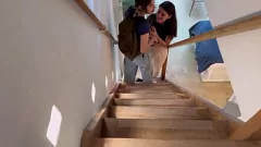 play Descubriendo el encuentro lésbico de mi hijastra y su amiga en las escaleras