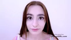 play Azione lesbica calda con giovane bruna in POV