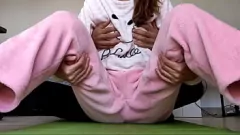 play 18-jährige asiatische Stiefschwester mit kleinen Titten und nasse Muschi im Pyjama