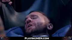 play قطعة كبيرة من الدعوى المغطاة تحصل على اللسان gloryhole وقصف الشرج في المكتب