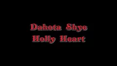 play Holly Heart și Dakota Skye într -o întâlnire lesbiană umedă și sălbatică